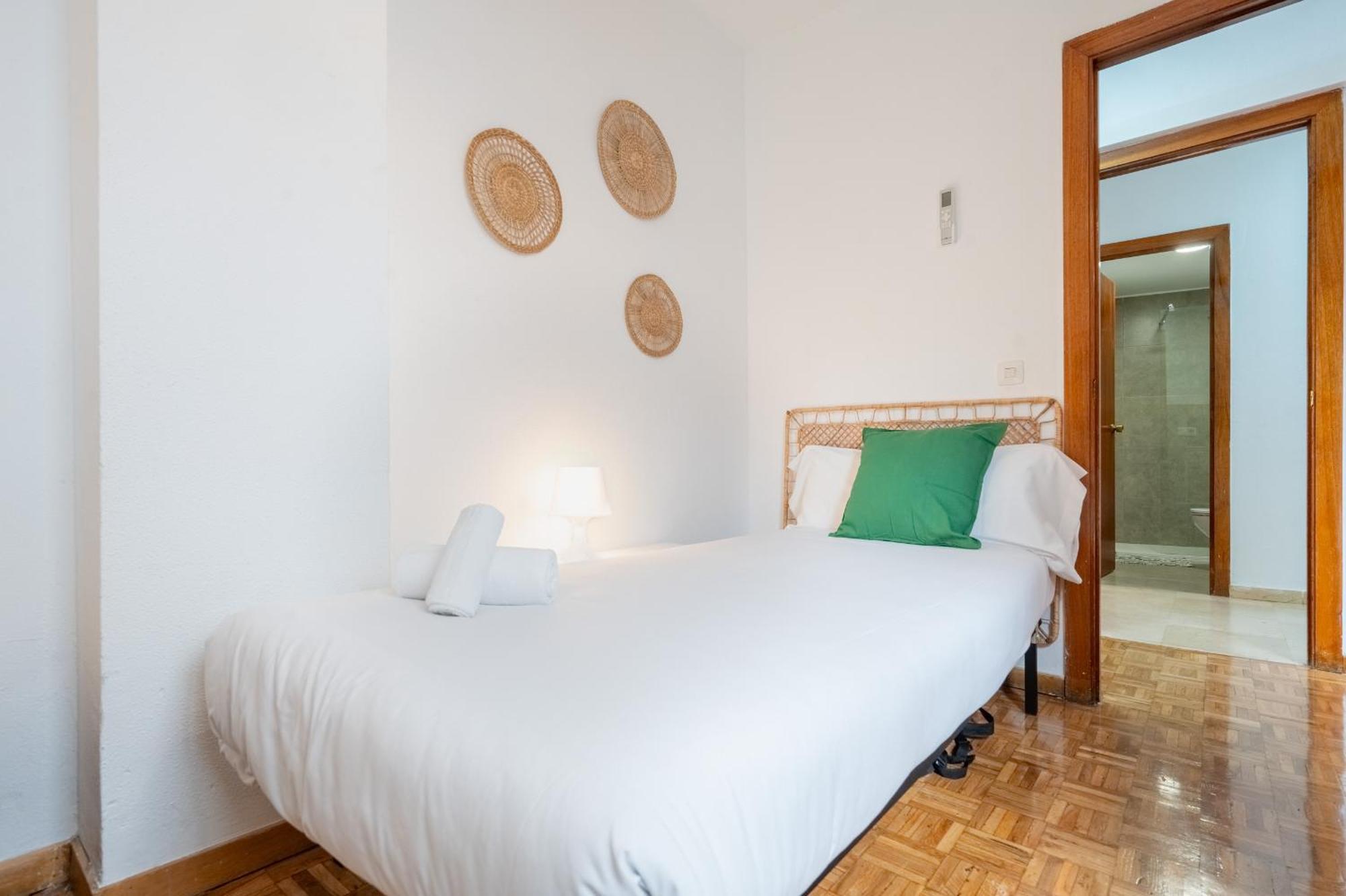 Bright Apt. Puerta Osario 3 Bedrooms 2 Bathrooms * Séville